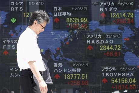 A man walks past a stock index board outside a brokerage in Tokyo June 7, 2012. REUTERS/Kim Kyung-Hoon A man walks past a stock index board outside a brokerage in Tokyo June 7, 2012. REUTERS/Kim Kyung-Hoon
