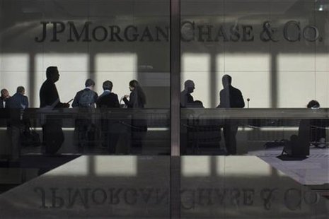 The lobby of JP Morgan headquarters is photographed through it's front doors in New York May 11, 2012. REUTERS/Eduardo Munoz The lobby of JP Morgan headquarters is photographed through it's front doors in New York May 11, 2012. REUTERS/Eduardo Munoz