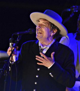 U.S. musician Bob Dylan performs during on day 2 of The Hop Festival in Paddock Wood, Kent on June 30th 2012. REUTERS/ Ki Price (BRITAIN U.S. musician Bob Dylan performs during on day 2 of The Hop Festival in Paddock Wood, Kent on June 30th 2012. REUTERS/ Ki Price (BRITAIN