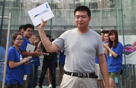 A customer displays his new iPad during its China launch at the Apple store in Shanghai July 20, 2012. REUTERS/Aly Song A customer displays his new iPad during its China launch at the Apple store in Shanghai July 20, 2012. REUTERS/Aly Song