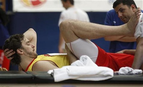 Spain's Pau Gasol stretches during Spain's Olympic basketball team's practice session in Madrid July 7, 2012. REUTERS/Andrea Comas Spain's Pau Gasol stretches during Spain's Olympic basketball team's practice session in Madrid July 7, 2012. REUTERS/Andrea Comas