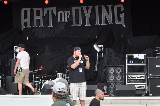 Lunchbox brings the band on stage