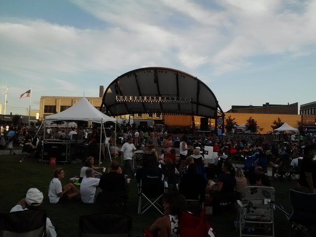 Just a couple more minutes and Josh Gracin will Rock the 400 Block!