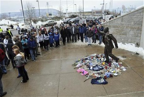 Mourners gather at the Joe Paterno statue at Penn State University in State College, Pennsylvania January 22, 2012. REUTERS/Pat Little Mourners gather at the Joe Paterno statue at Penn State University in State College, Pennsylvania January 22, 2012. REUTERS/Pat Little