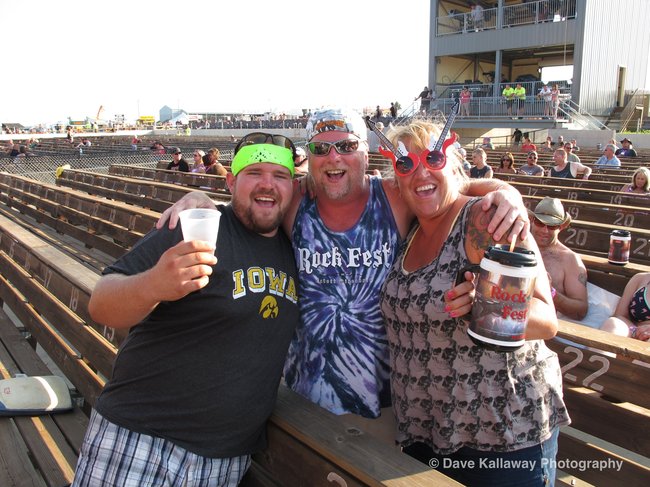 Look at those guitar sunglasses! That's the way ya do it!
