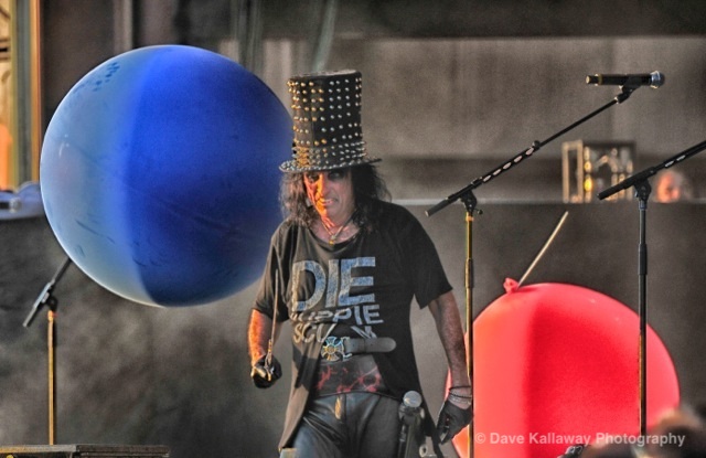 Alice was stabbing balloons left and right with his sword!