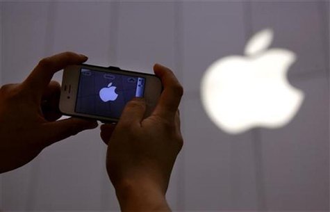 A man shows a photograph he took on his iPhone of an Apple store in Beijing June 6, 2012. REUTERS/David Gray A man shows a photograph he took on his iPhone of an Apple store in Beijing June 6, 2012. REUTERS/David Gray