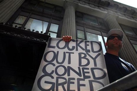 A Consolidated Edison worker protests outside the company's offices in New York July 5, 2012. REUTERS/Eric Thayer A Consolidated Edison worker protests outside the company's offices in New York July 5, 2012. REUTERS/Eric Thayer