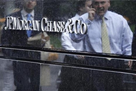 Commuters are reflected in stone as they walk past the JP Morgan headquarters in New York May 22, 2012. REUTERS/Eduardo Munoz Commuters are reflected in stone as they walk past the JP Morgan headquarters in New York May 22, 2012. REUTERS/Eduardo Munoz