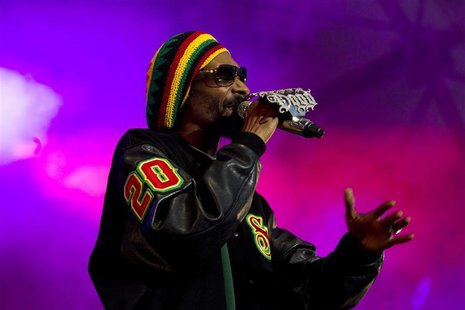 Rapper Snoop Dogg performs on stage during a concert in Arendal, some 250 km (155 miles) south of Oslo, June 28, 2012. REUTERS/Toer Erik Sch Rapper Snoop Dogg performs on stage during a concert in Arendal, some 250 km (155 miles) south of Oslo, June 28, 2012. REUTERS/Toer Erik Sch