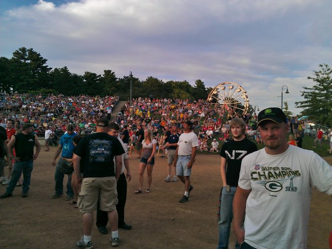Thompson Square Crowd