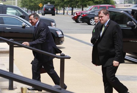 Secretary of Defense Leon Panetta (L) arrives at the Pentagon in Washington, August 3, 2012. REUTERS/Yuri Gripas Secretary of Defense Leon Panetta (L) arrives at the Pentagon in Washington, August 3, 2012. REUTERS/Yuri Gripas