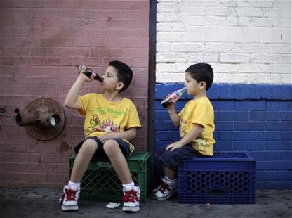 Children drink soda as they sit in the shade on a hot day in downtown Los Angeles April 8, 2010. REUTERS/Lucy Nicholson Children drink soda as they sit in the shade on a hot day in downtown Los Angeles April 8, 2010. REUTERS/Lucy Nicholson