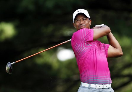 Tiger Woods of the U.S. watches his tee shot on the second hole during the third round of the WGC-Bridgestone Invitational golf tournament i Tiger Woods of the U.S. watches his tee shot on the second hole during the third round of the WGC-Bridgestone Invitational golf tournament i