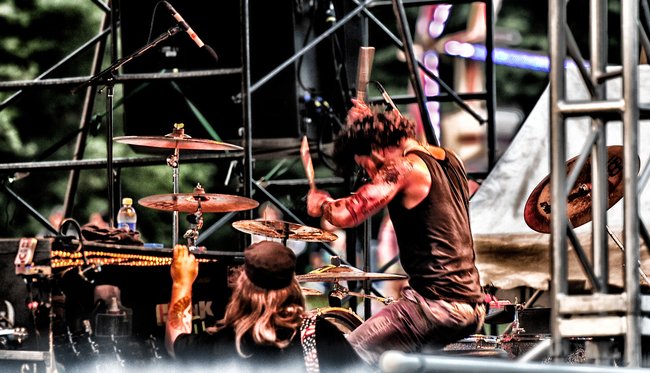 Hit 'em hard! Hit 'em fast! Pop Evil's drummer was smooookin'!!