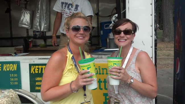 Vanessa & Nikki gotta have lemonade