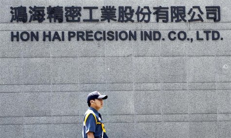 A security guard patrols at Hong Hai headquarters in Tucheng, Taipei county, June 8, 2010.REUTERS/Pichi Chuang A security guard patrols at Hong Hai headquarters in Tucheng, Taipei county, June 8, 2010.REUTERS/Pichi Chuang