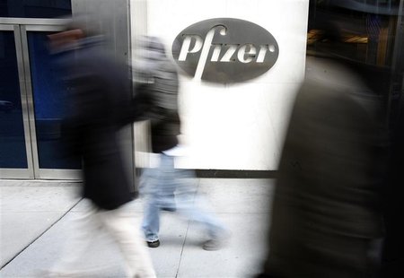 People walk past the Pfizer World headquarters in New York, February 3, 2010. REUTERS/Brendan McDermid People walk past the Pfizer World headquarters in New York, February 3, 2010. REUTERS/Brendan McDermid