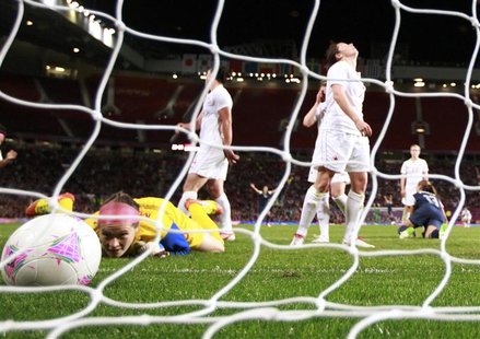 Canada's goalkeeper Erin McLeod (L) looks at the ball shot by USA's Alex Morgan (R, background) to win the women's semi final soccer match a Canada's goalkeeper Erin McLeod (L) looks at the ball shot by USA's Alex Morgan (R, background) to win the women's semi final soccer match a
