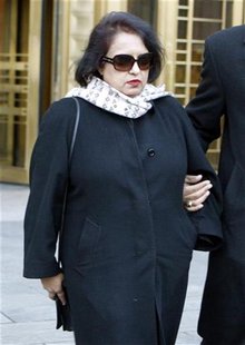 Former Galleon hedge fund employee Roomy Khan leaves Federal Court in New York December 16,2009. REUTERS/Shannon Stapleton Former Galleon hedge fund employee Roomy Khan leaves Federal Court in New York December 16,2009. REUTERS/Shannon Stapleton