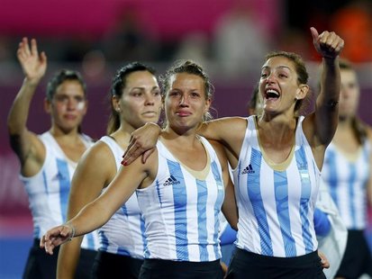 Argentina's Luciana Aymar (R) with team mates greets spectators after being defeated by Netherlands during their women's gold medal hockey m Argentina's Luciana Aymar (R) with team mates greets spectators after being defeated by Netherlands during their women's gold medal hockey m