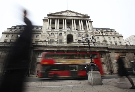 Pedestrians pass The Bank of England in the City of London February 14, 2012. REUTERS/Olivia Harris Pedestrians pass The Bank of England in the City of London February 14, 2012. REUTERS/Olivia Harris