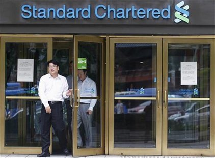 Employees of Standard Chartered leave a branch of the bank in central Seoul August 9, 2012. REUTERS/Lee Jae-Won Employees of Standard Chartered leave a branch of the bank in central Seoul August 9, 2012. REUTERS/Lee Jae-Won