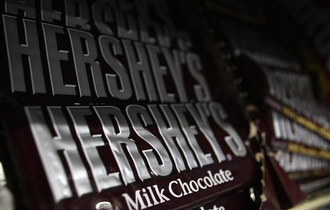 Hershey's candy bars are displayed at a gas station in Phoenix, Arizona October 27, 2011. REUTERS/Joshua Lott Hershey's candy bars are displayed at a gas station in Phoenix, Arizona October 27, 2011. REUTERS/Joshua Lott