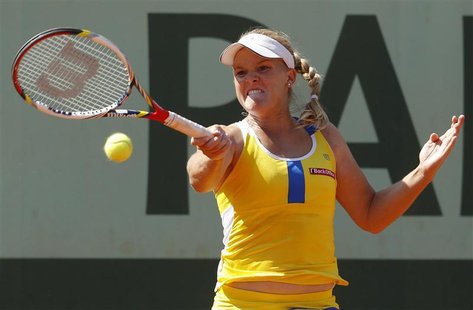 Melanie Oudin of the U.S. returns the ball to Sara Errani of Italy during the French Open tennis tournament at the Roland Garros stadium in Melanie Oudin of the U.S. returns the ball to Sara Errani of Italy during the French Open tennis tournament at the Roland Garros stadium in