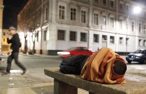 A homeless man sleeps on a cement bench in the downtown of Valparaiso, about 121 km (75 miles) northwest of Santiago, July 7, 2012. REUTERS/ A homeless man sleeps on a cement bench in the downtown of Valparaiso, about 121 km (75 miles) northwest of Santiago, July 7, 2012. REUTERS/