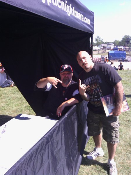 Listener Lonnie hit us up with some great KnotFest shots! Here's The Clown out of mask...
