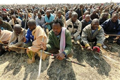 Striking miners hold weapons as they wait to be addressed by former African National Congress Youth League (ANCYL) President Julius Malema o Striking miners hold weapons as they wait to be addressed by former African National Congress Youth League (ANCYL) President Julius Malema o