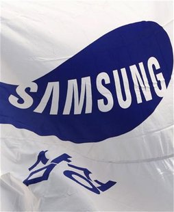 Flag of Samsung flutters in the wind at the company's main office building in Seoul January 17, 2012. REUTERS/Kim Hong-Ji Flag of Samsung flutters in the wind at the company's main office building in Seoul January 17, 2012. REUTERS/Kim Hong-Ji
