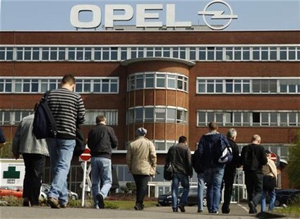 Workers arrive for their change of shift at the Opel plant of Bochum in March 28, 2012. REUTERS/Ina Fassbender Workers arrive for their change of shift at the Opel plant of Bochum in March 28, 2012. REUTERS/Ina Fassbender