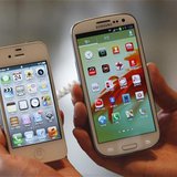 An employee poses as he holds Apple's iPhone 4s (L) and Samsung's Galaxy S III at a store in Seoul August 24, 2012. REUTERS/Lee Jae-Won An employee poses as he holds Apple's iPhone 4s (L) and Samsung's Galaxy S III at a store in Seoul August 24, 2012. REUTERS/Lee Jae-Won