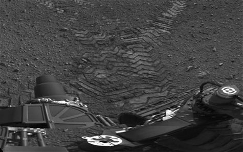 Handout image courtesy of NASA shows tracks left by the Curiosity rover on Mars August 22, 2012. REUTERS/NASA/JPL/Handout Handout image courtesy of NASA shows tracks left by the Curiosity rover on Mars August 22, 2012. REUTERS/NASA/JPL/Handout