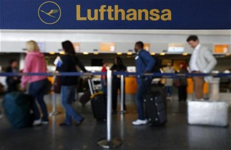 Passengers of German air carrier Lufthansa queue at a baggage drop-off at Fraport airport in Frankfurt August 28, 2012. REUTERS/Kai Pfaffenb Passengers of German air carrier Lufthansa queue at a baggage drop-off at Fraport airport in Frankfurt August 28, 2012. REUTERS/Kai Pfaffenb