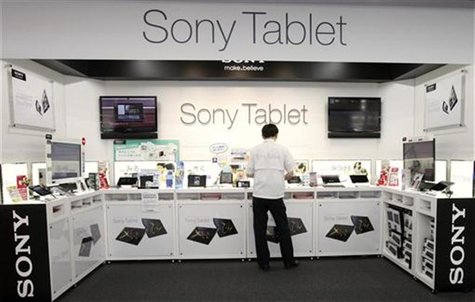 An employee adjusts Sony Tablets displayed at an electronics store in Tokyo August 2, 2012. .REUTERS/Yuriko Nakao An employee adjusts Sony Tablets displayed at an electronics store in Tokyo August 2, 2012. .REUTERS/Yuriko Nakao