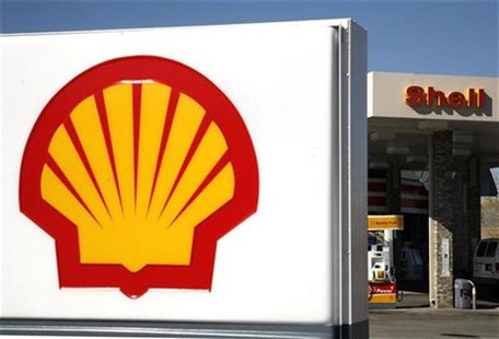 Customers fuel up at a Shell gas station in Westminster, Colorado October 30, 2008. REUTERS/Rick Wilking Customers fuel up at a Shell gas station in Westminster, Colorado October 30, 2008. REUTERS/Rick Wilking