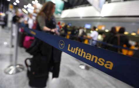 Passengers wait in front of a counter of German air carrier Lufthansa at the Fraport airport in Frankfurt, August 31, 2012. REUTERS/Kai Pfaf Passengers wait in front of a counter of German air carrier Lufthansa at the Fraport airport in Frankfurt, August 31, 2012. REUTERS/Kai Pfaf