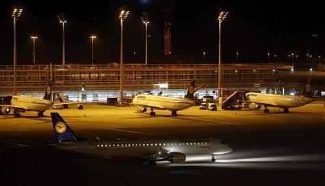 A Lufthansa plane taxies on the tarmac at the international airport in Munich September 7, 2012. REUTERS/Michael Dalder A Lufthansa plane taxies on the tarmac at the international airport in Munich September 7, 2012. REUTERS/Michael Dalder