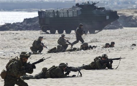 Soldiers from the U.S. Marine Corps take part in a U.S.-South Korea joint landing operation drill along the shore in Pohang, about 370 km (2 Soldiers from the U.S. Marine Corps take part in a U.S.-South Korea joint landing operation drill along the shore in Pohang, about 370 km (2