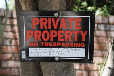 A sign is seen outside the entrance of the Jackson family compound in the Encino area of Los Angeles July 22, 2012. REUTERS/Phil McCarten A sign is seen outside the entrance of the Jackson family compound in the Encino area of Los Angeles July 22, 2012. REUTERS/Phil McCarten