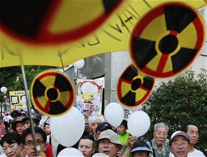 Anti-nuclear demonstrators gather outside Japanese Prime Minister Yoshihiko Noda's official residence in Tokyo August 10, 2012. REUTERS/Yuri Anti-nuclear demonstrators gather outside Japanese Prime Minister Yoshihiko Noda's official residence in Tokyo August 10, 2012. REUTERS/Yuri