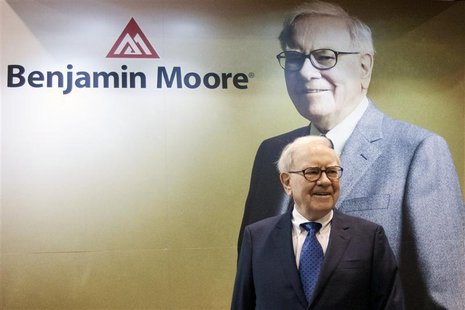 Warren Buffett tours the trade show floor during the Berkshire Hathaway Annual shareholders meeting in Omaha, May 5, 2012. REUTERS/Lane Hick Warren Buffett tours the trade show floor during the Berkshire Hathaway Annual shareholders meeting in Omaha, May 5, 2012. REUTERS/Lane Hick