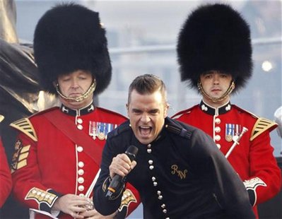 Singer Robbie Williams performs during the Diamond Jubilee concert at Buckingham Palace in London June 4, 2012. REUTERS/David Moir Singer Robbie Williams performs during the Diamond Jubilee concert at Buckingham Palace in London June 4, 2012. REUTERS/David Moir