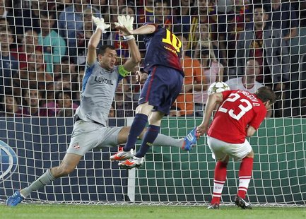Barcelona's Lionel Messi (C) scores his second goal against Spartak Moscow's Dmitri Kombarov (R) and goalkeeper Andriy Dykan during their Ch Barcelona's Lionel Messi (C) scores his second goal against Spartak Moscow's Dmitri Kombarov (R) and goalkeeper Andriy Dykan during their Ch