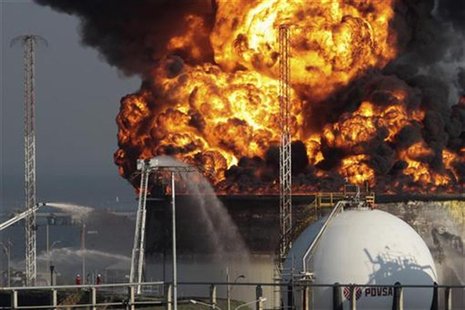 A view of the fire at El Palito refinery in Puerto Cabello in the state of Carabobo September 20, 2012. REUTERS/Stringer A view of the fire at El Palito refinery in Puerto Cabello in the state of Carabobo September 20, 2012. REUTERS/Stringer
