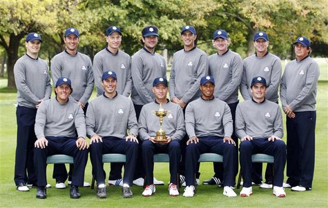 U.S. Ryder Cup team members (front, L-R) Phil Mickelson, Matt Kuchar, captain Davis Love III, Tiger Woods, Keegan Bradley and (back, L-R) Za U.S. Ryder Cup team members (front, L-R) Phil Mickelson, Matt Kuchar, captain Davis Love III, Tiger Woods, Keegan Bradley and (back, L-R) Za