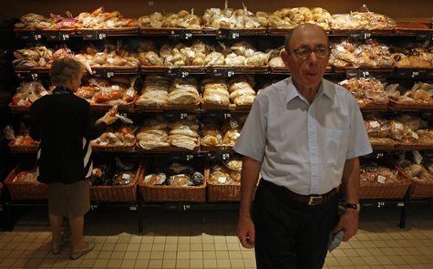 A woman buys bread on a supermarket in Lisbon August 30, 2011. REUTERS/Jose Manuel Ribeiro A woman buys bread on a supermarket in Lisbon August 30, 2011. REUTERS/Jose Manuel Ribeiro